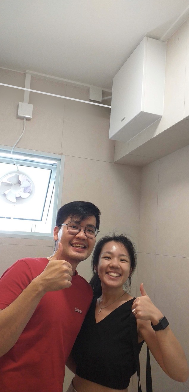 happy thumbs up bathbox couple hdb