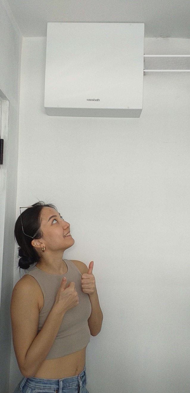 happy thumbs up bathbox lady